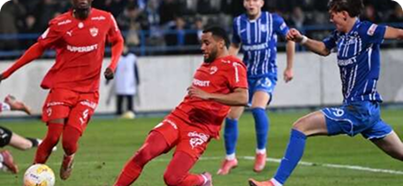 Jucători Farul Constanța și Dinamo București în timpul meciului, scor 1-1