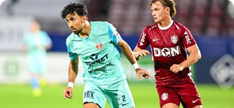 Meci UTA Arad vs CFR Cluj — jucători în duel la mijlocul terenului, atmosferă intensă