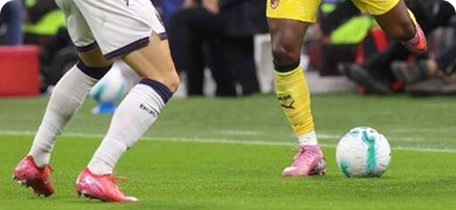 Jucător AC Milan în posesie cu mingea, echipa Bologna în fundal, meci de Serie A